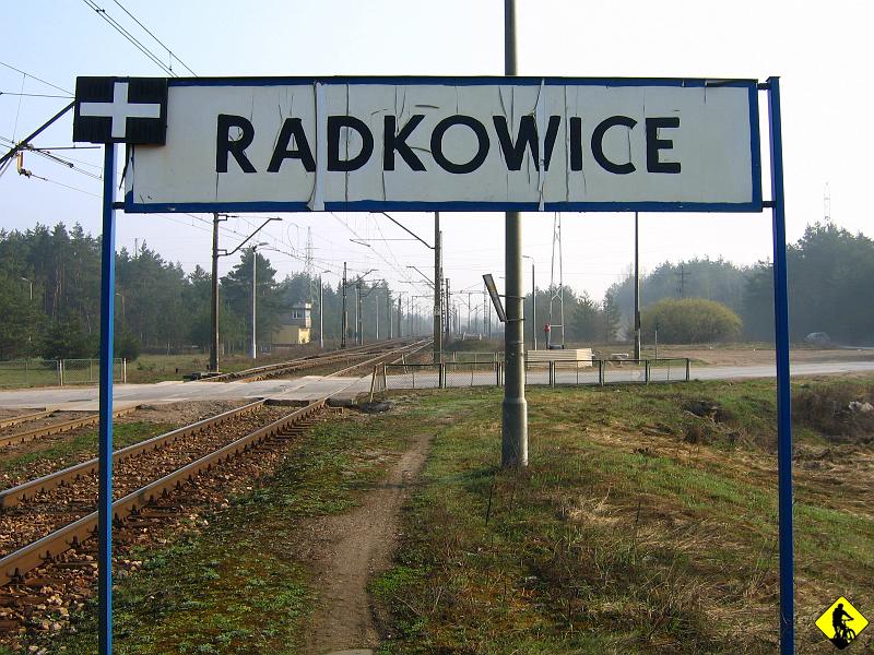 fota 007.jpg - Malownicza miejscowość Radkowice. Tutejsza stacja PKP oferuje takie atrakcje jak 60cm skok z pociągu na wyrób perono podobny, czy jedno miejsce siedzące na kupie piasku 